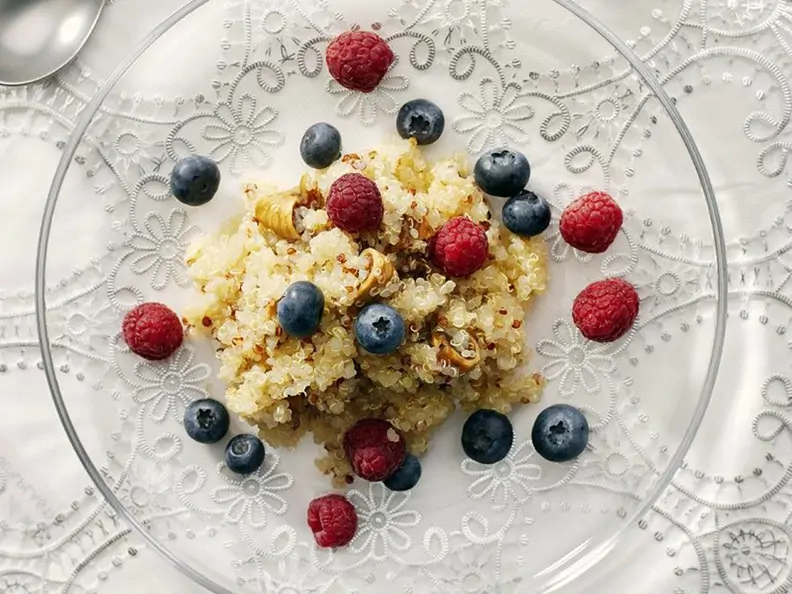 Getreidebrei aus Quinoa mit Beeren und Feigen