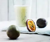 Bananen-Ananas-Smoothie mit Passionsfrucht