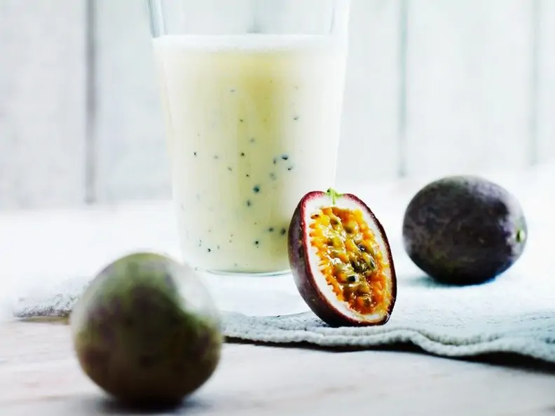 Bananen-Ananas-Smoothie mit Passionsfrucht