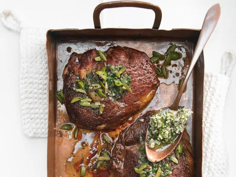 Entrecote mit Oliven und Sardellenbutter
