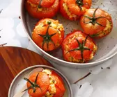 Mit Risotte gefüllte Tomaten