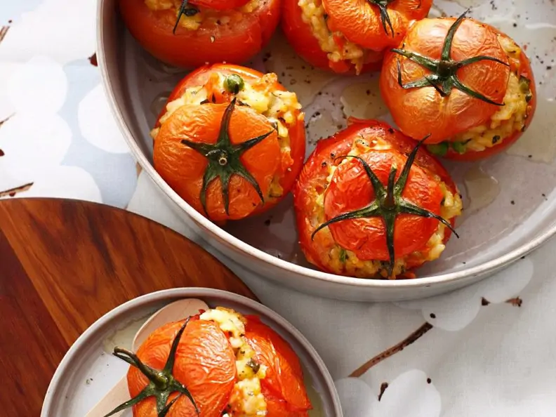 Mit Risotte gefüllte Tomaten