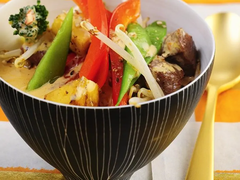 Curry mit Rind, Ananas und Gemüse