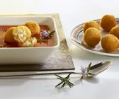 Tomatensuppe mit frittierten Reiskugeln