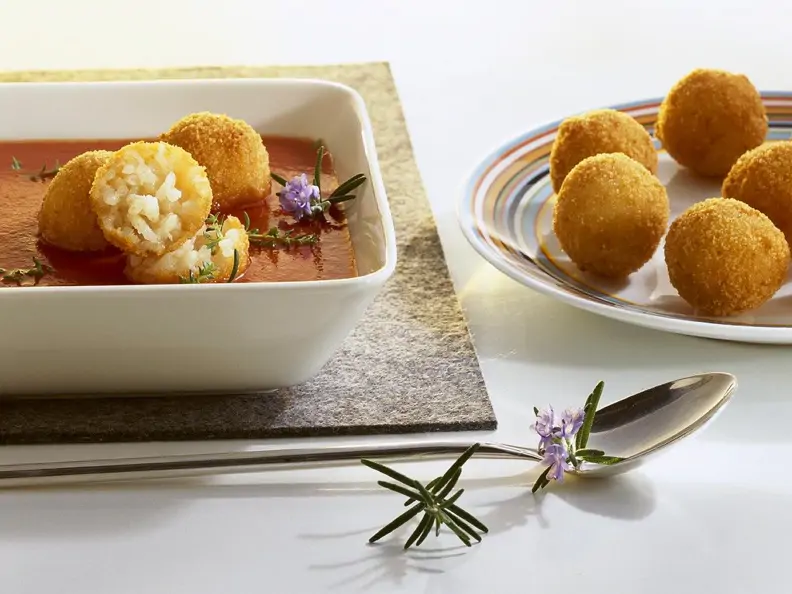 Tomatensuppe mit frittierten Reiskugeln