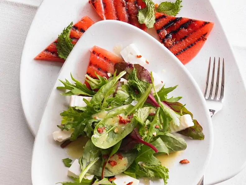 Kräutersalat mit gegrillter Melone und Feta