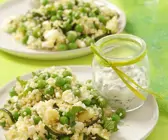 Zucchini-Erbsen-Couscoussalat mit Fetakäse