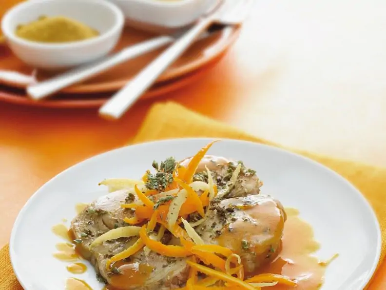Orangen-Thunfisch in Currysoße