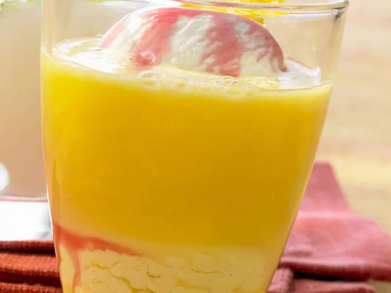 Orangensaft mit Eis