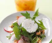 Salat mit Nüssen und Ziegenkäse