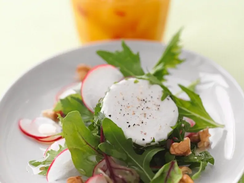 Salat mit Nüssen und Ziegenkäse