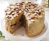 Weihnachtliche Nuss-Karamell-Torte