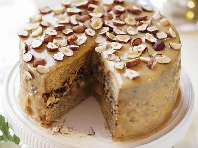 Weihnachtliche Nuss-Karamell-Torte