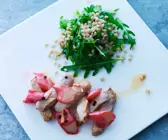 Kalb mit Rhabarber und Salat