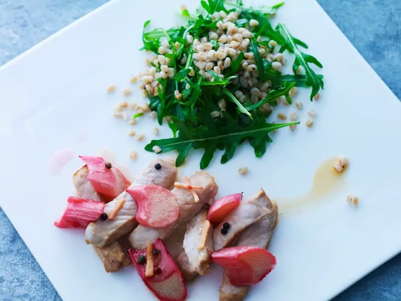 Kalb mit Rhabarber und Salat