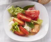 Tomaten-Mozzarella-Salat mit Pfirsich