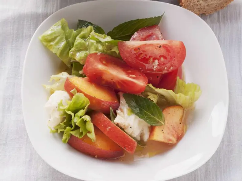Tomaten-Mozzarella-Salat mit Pfirsich