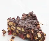 Schokoschnitte mit Nüssen und Keksen