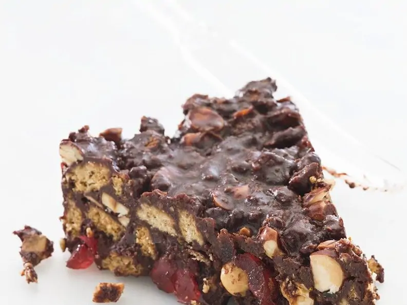 Schokoschnitte mit Nüssen und Keksen
