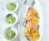 Lachs mit Orange; dazu grünes Kartoffelgemüse