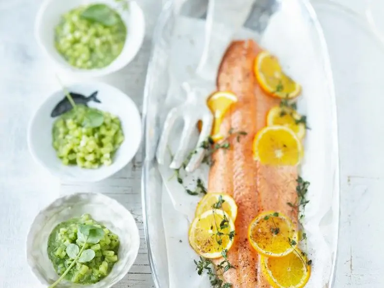 Lachs mit Orange; dazu grünes Kartoffelgemüse