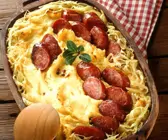 Gratiniertes Sauerkraut und mit Wurst und Püree