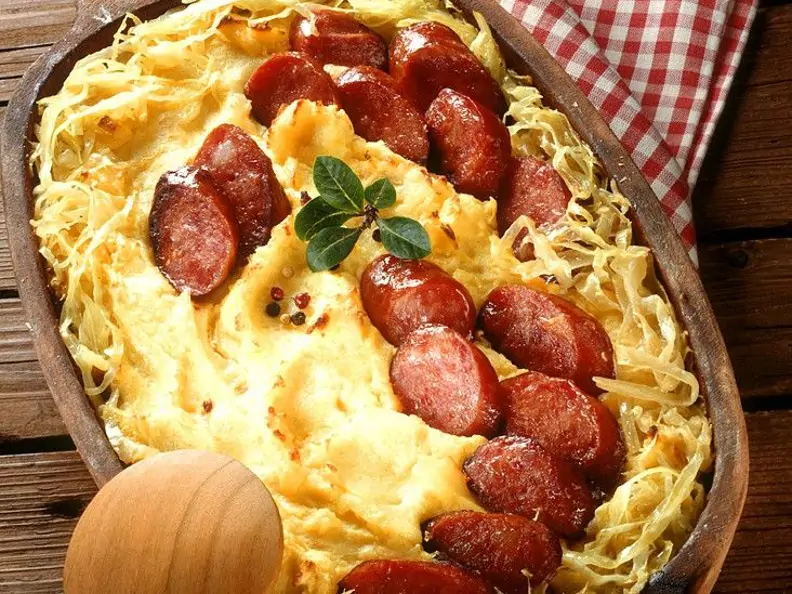 Gratiniertes Sauerkraut und mit Wurst und Püree