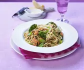 Pasta mit Lachs, Broccoli und Pestosoße