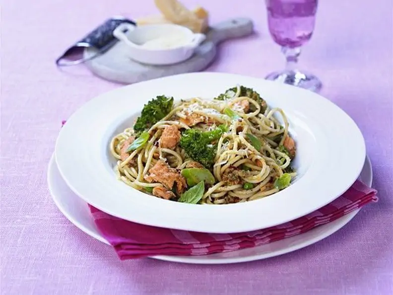 Pasta mit Lachs, Broccoli und Pestosoße