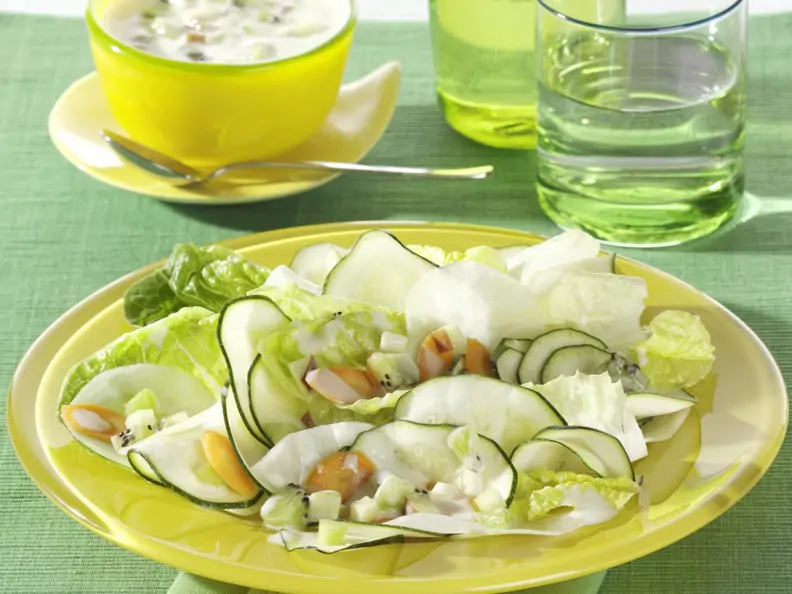 Gemüsesalat mit fruchtigem Dressing