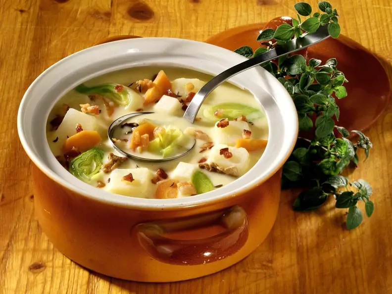 Kartoffelsuppe mit Speck und Pilzen nach prager Art