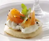 Belegtes Bagel mit Lachs