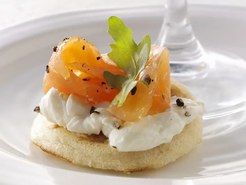 Belegtes Bagel mit Lachs