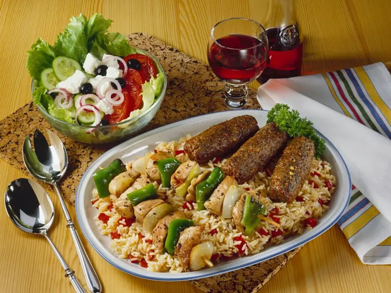 Balkanteller mit Cevapcici und Schaschlik