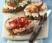Belegte Brote mit Hüttenkäse und Putenbrust