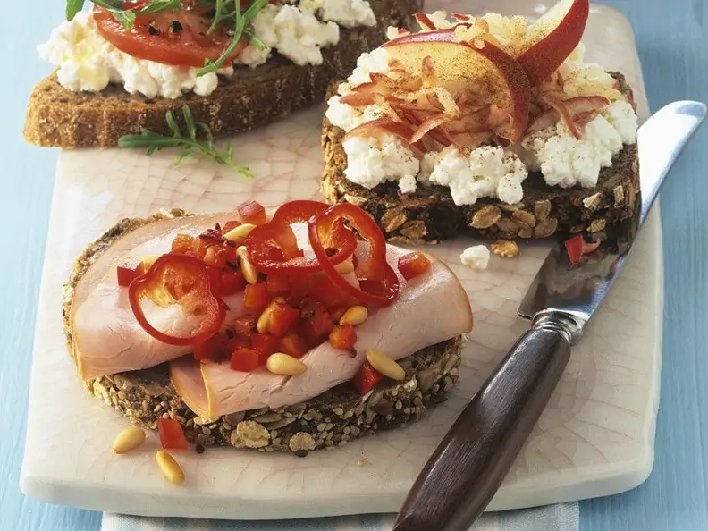 Belegte Brote mit Hüttenkäse und Putenbrust
