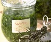 Essig mit Kräutern