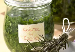 Essig mit Kräutern