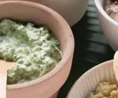 Saure-Sahne-Dip mit Spinat