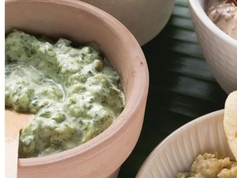 Saure-Sahne-Dip mit Spinat