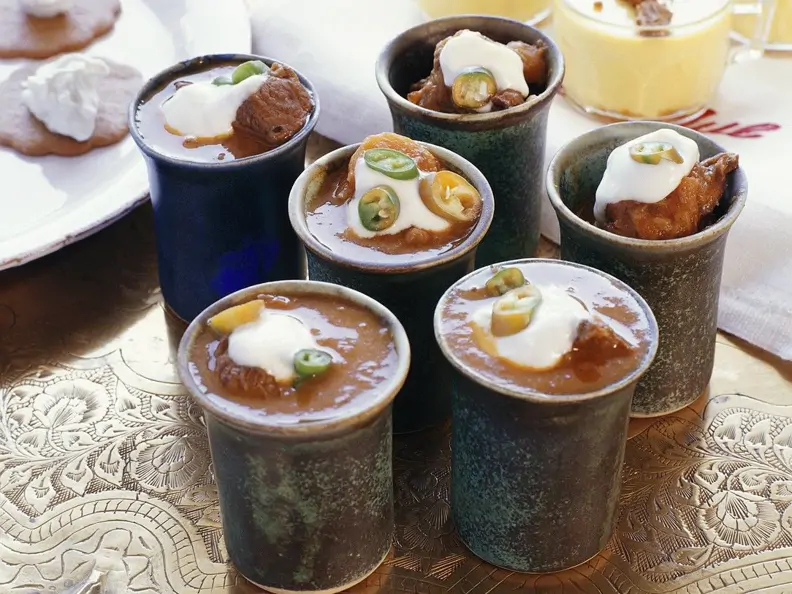 Kalte Gemüsesuppe mit Rindfleisch