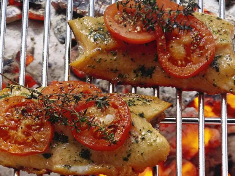 Regenbogenforelle mit Tomaten