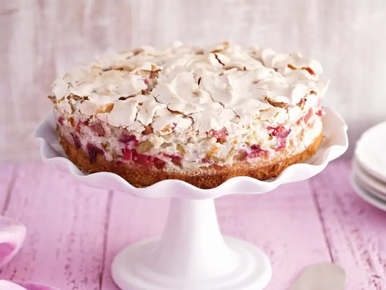 Rhabarberkuchen mit Mandel-Baiser
