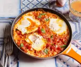 Tomaten-Paprikasauce mit Ei gebacken