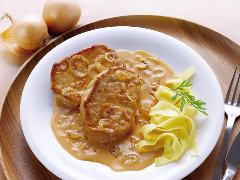 Schweinesteak mit Zwiebel-Sahne-Sauce