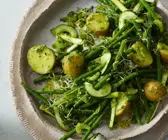 Bohnensalat mit Kartoffeln auf einem grauen Teller