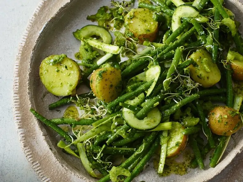 Bohnensalat mit Kartoffeln auf einem grauen Teller