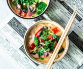 Tom-Kha-Gai-Suppe mit Reisnudeln und Gemüse