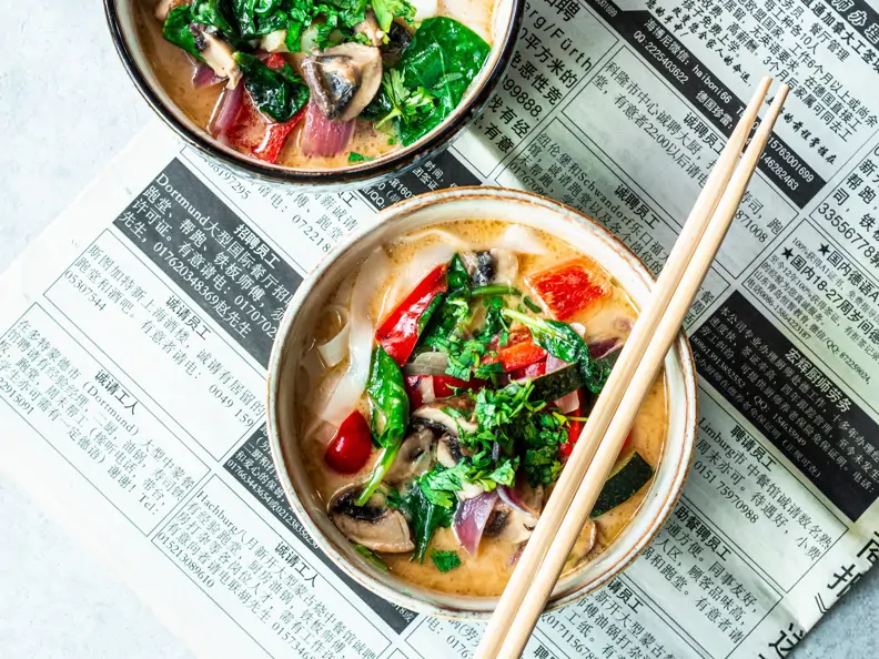 Tom-Kha-Gai-Suppe mit Reisnudeln und Gemüse