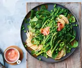 Udon-Nudeln mit grünem Spargelgemüse